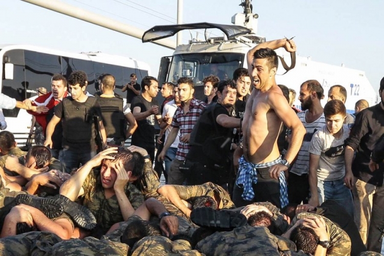 Lufta ndaj terrorizmit, rreth 1000 të arrestuar në Turqi