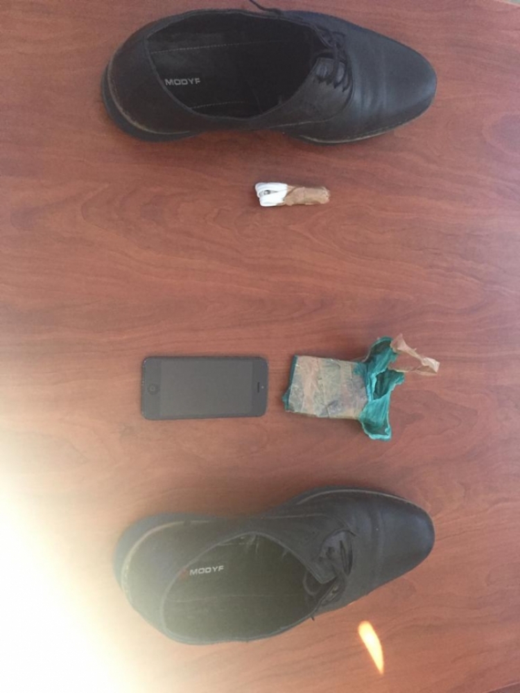 Arrestohet në flagrancë polici i burgut, tentoi të fuste telefon në qeli