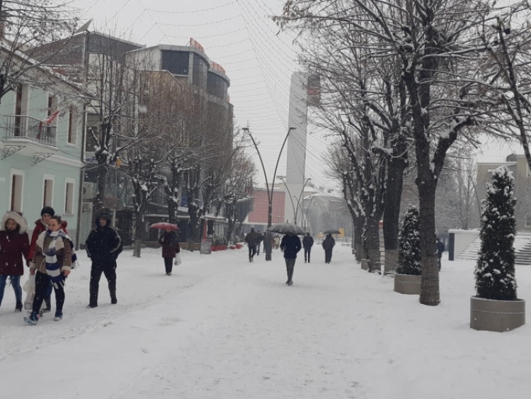 Reshjet e dëborës në qarkun e Korçës me pasoja, drejtoria arsimore njofton mbylljen e shkollave