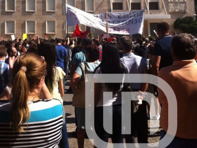 Protesta kundër mbetjeve, qytetarët i japin Ramës “Karton të kuq” [FOTOVIDEO]