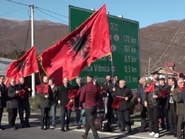 Kosova feston 28 Nëntorin. Lëvizja për Shqipëri të Bashkuar thirrje: Të heqim kufijtë [VIDEO]