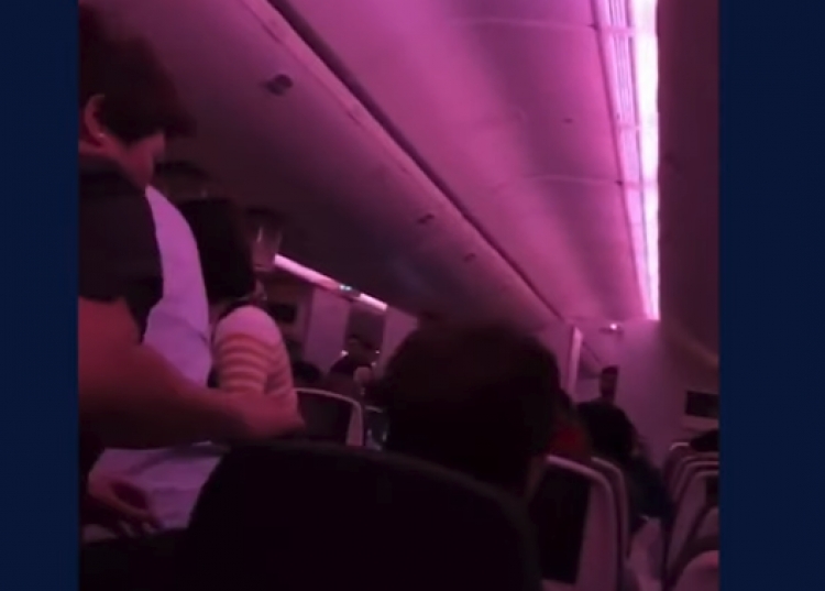 Turbulenca të forta në avion/ “Njerëzit nisën të fluturonin…” [VIDEO]