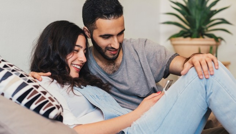 Tregoni kujdes! Këto janë 5 detaje që nuk duhet t’i ndani kurrë me partnerin