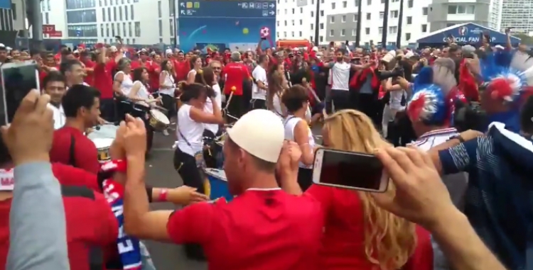 Futbolli bashkon popujt, tifozët francezë dhe shqiptarë këndojnë e festojnë së bashku para ndeshjes [VIDEO]