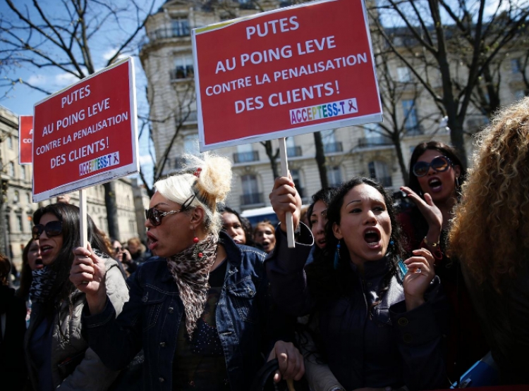 Paris, punonjëset e seksit në protestë: Jemi krenare që jemi prostituta [FOTO]