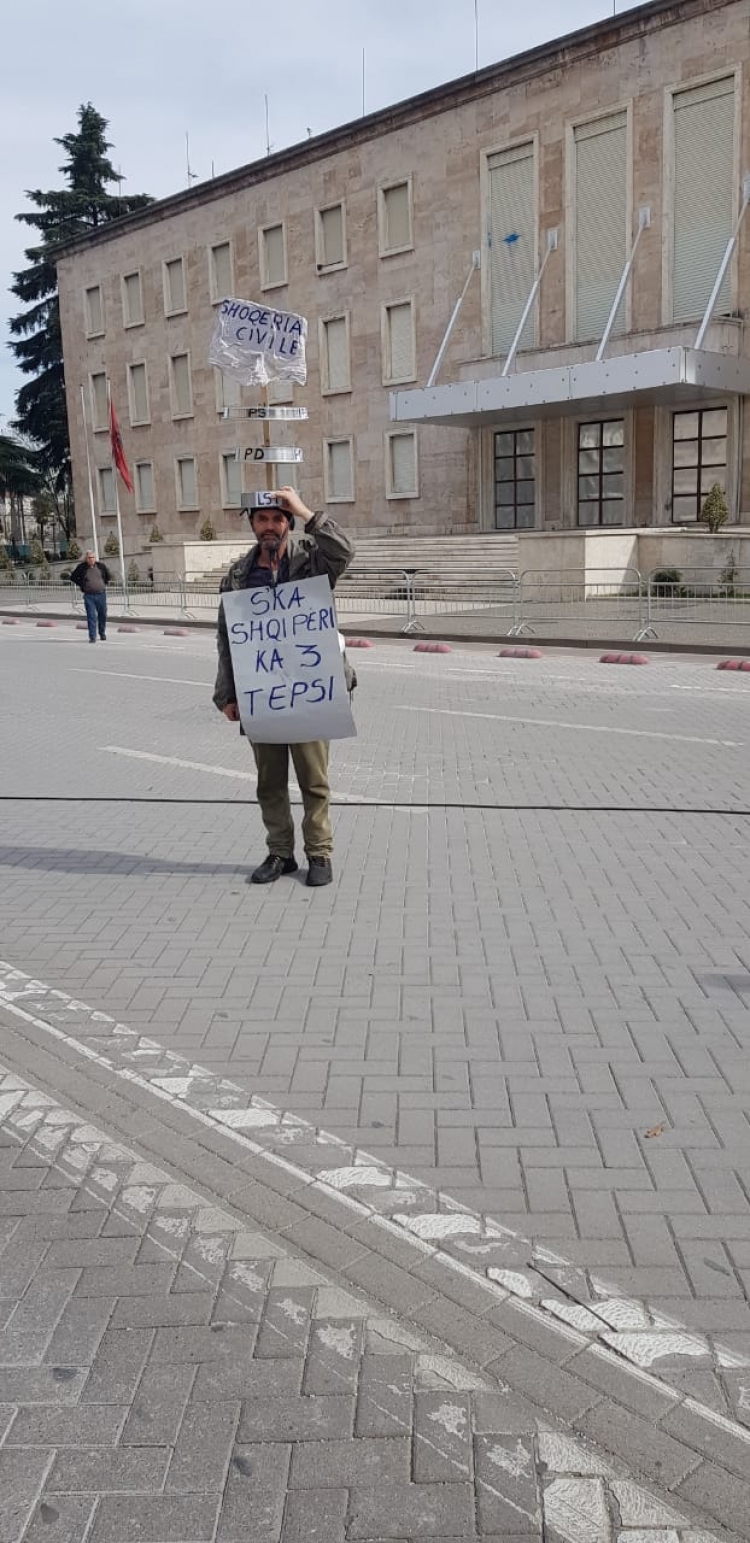 Protestuesi kundër të gjithve, ‘S’ka Shqipëri, ka 3 tepsi’