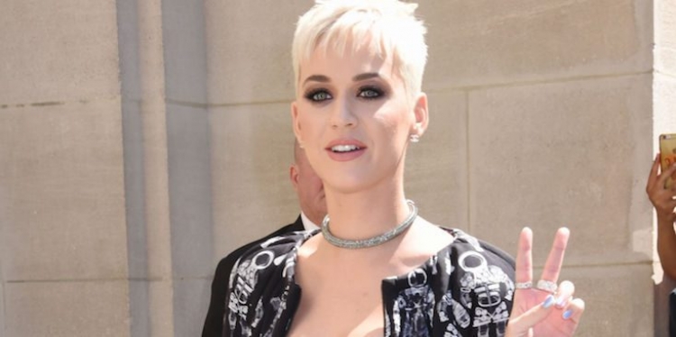 T’i shkruash apo jo mesazh një ishi? Këshilla e Katy Perry do ju shpëtojë jetën! [FOTO]