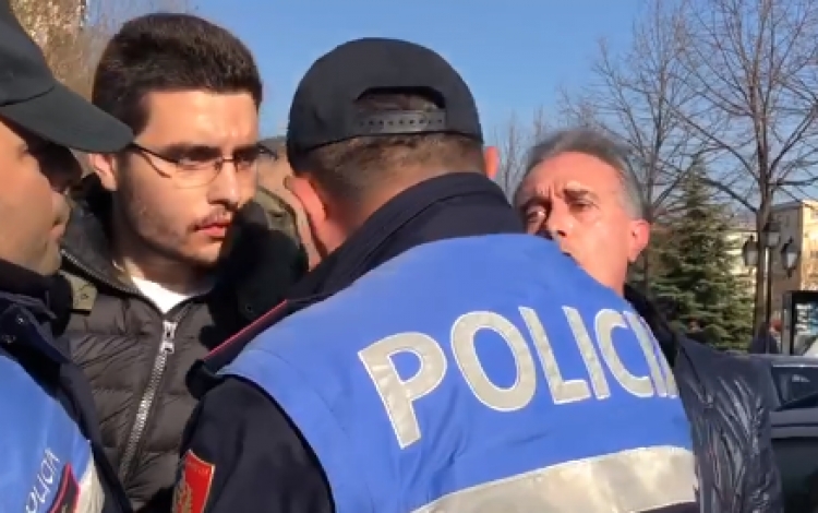 Shoqërohet djali i ish-deputetit të PD, Luan Baçi shpërthen ndaj policisë [VIDEO]