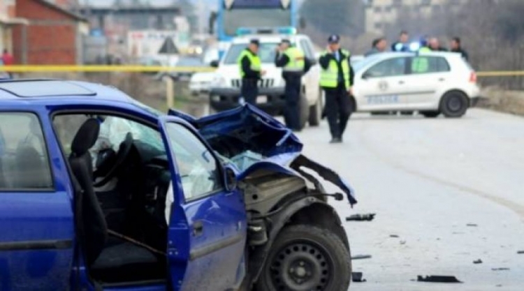 Tepelenë, automjeti përplas motoçikletën, raportohet një i plagosur