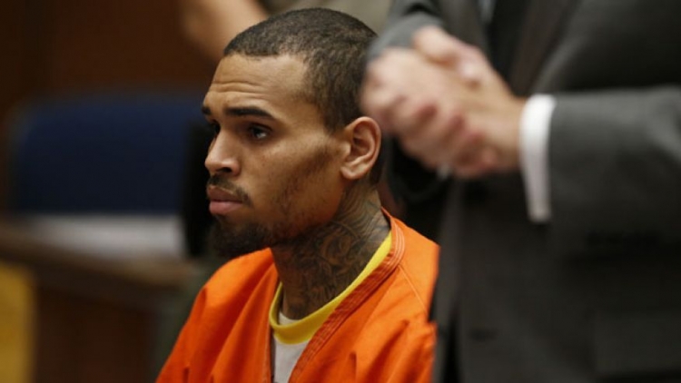 Gjykata, udhër për Chris Brown