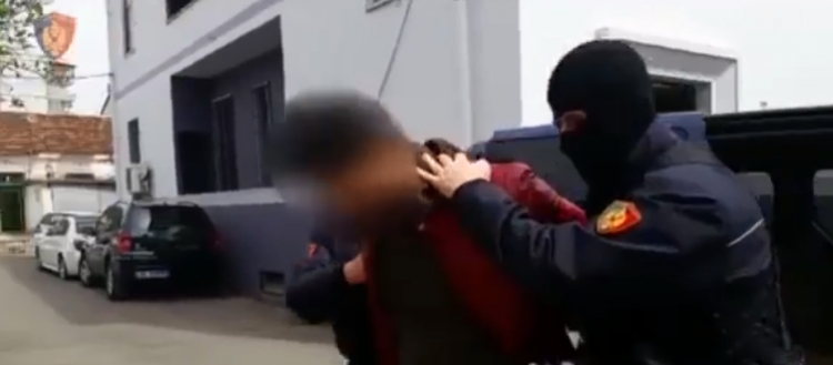 Pranga 28-vjeçarit shqiptar, i përfshirë në organizata terroriste [VIDEO]