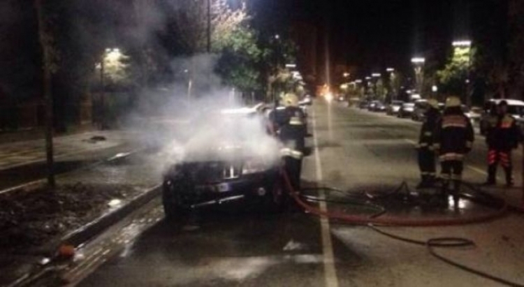 Sarandë, përfshihet nga flakët karoatreci, dyshohet për zjarrvënie të qëllimshme