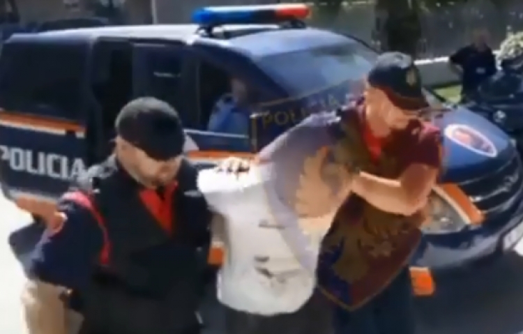 Incidentet në qendrat e votimit, kërcënohen me armë komisionerët, procedohet një kryebashkiak [VIDEO]