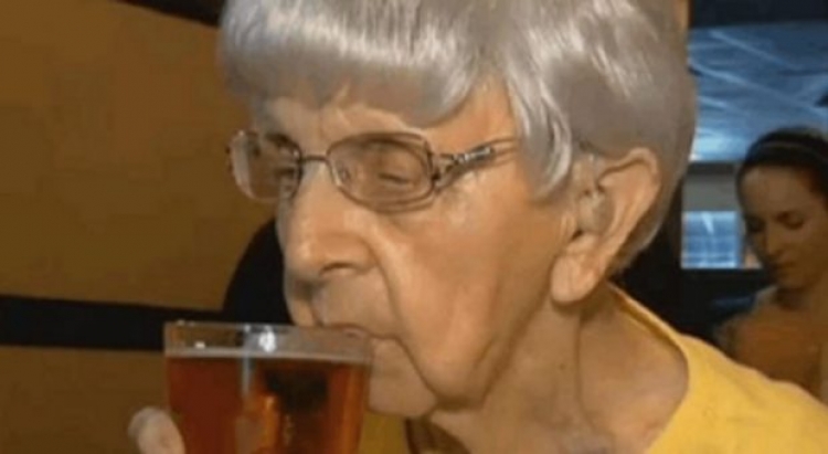 Është 103 vjeçe dhe ''BËN BE'' që sekreti i jetës së saj është… [FOTO]