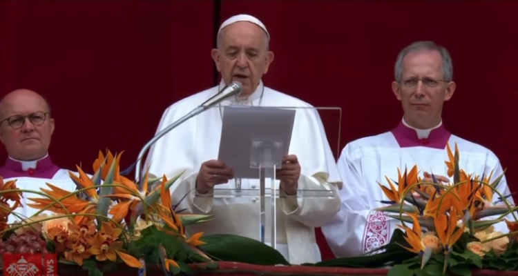 Urbi et Orbi,  apeli i Papa Françeskut për botën… pagëzohen edhe shqiptarë [VIDEO]