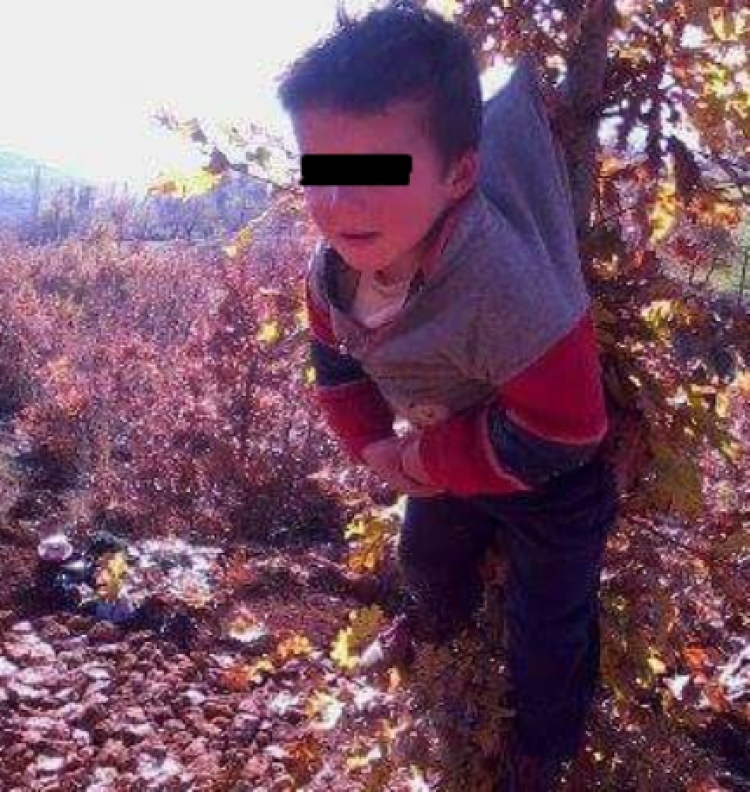 Horror në Librazhd, xhaxhai var në pemë nipin 4 vjeç dhe poston foton në facebook