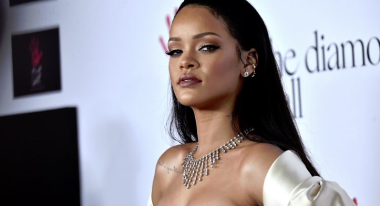 Pas këtij veprimi, fansat kryqëzojnë Rihanna-n: “Mjaft tregove mungesë respekti...” [FOTO]