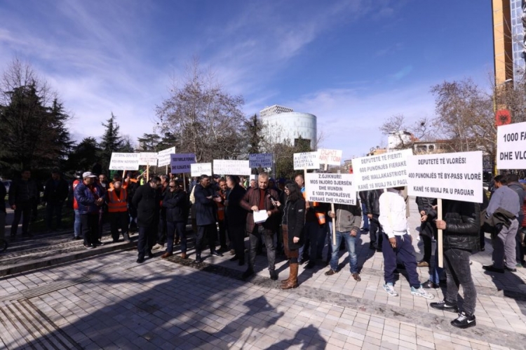 Punëtorët e Bypassit të Fierit dhe Vlorës protesta për mos dhënien e rrogave për 1 vit e gjysëm para Kuvendit të Shqipërisë