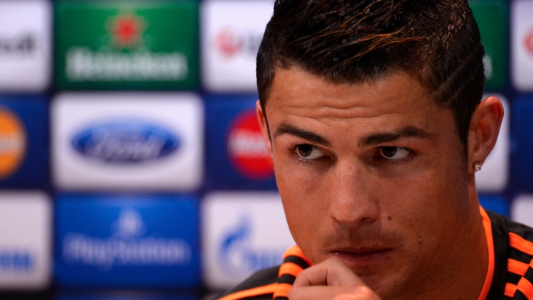 Cristiano Ronaldo është një “maniak” për jetën private, ja kushtet për njerëzit që duhet të punojnë me të