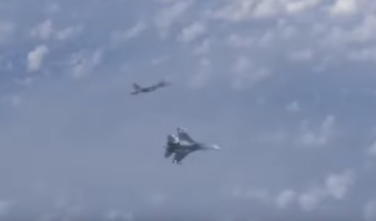 Tensione në ajër/ Avioni i NATO-s gjurmon avionin rus [VIDEO]
