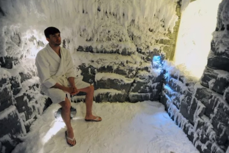 Tradita finlandeze/ Të bësh ‘sauna’ në dhomën e ngrirë [VIDEO]