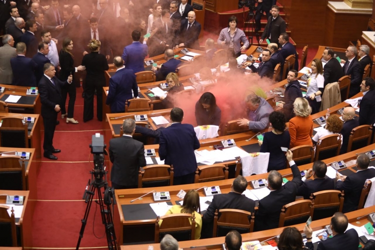 Byroja Vendos: Ndëshkohen deputetët e opozitës por dhe një socialist