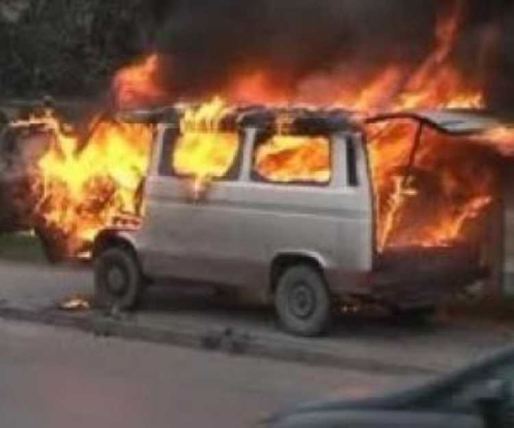 Korçë digjet furgoni gjatë natës, pronari: “Zjarrvënia e qëllimshme”