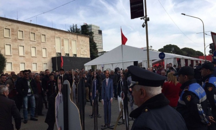 Rama kalon në këmbë pranë çadrës së lirisë, protestuesit i bllokojnë rrugën [FOTO]