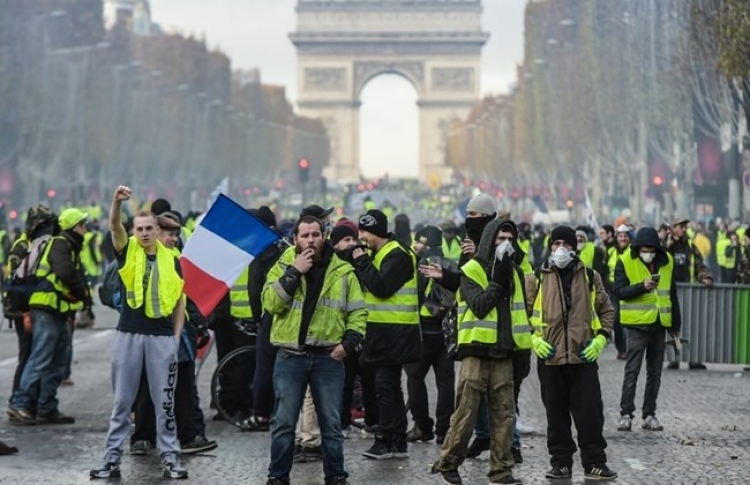 “Jelekët e verdhë” në Francë nuk ndalen me protesta! Tashmë synojnë “të pushtojnë” pallatin mbretëror