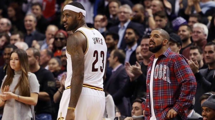 Drake surprizon fansat, ndan skenën me LeBron James [VIDEO]