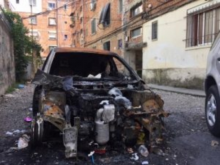 Të tjera detaje kanë dalë nga makina tip “Benz” u dogj në Elbasan. Mësohet se makina ishte në pronësi të Xhevahir Hoxhës