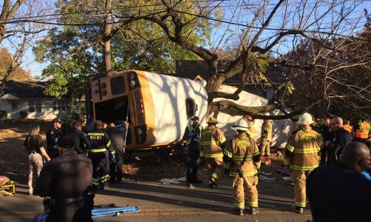 Tragjedi në SHBA:  Autobusi ndahet në dysh, 6 fëmijë humbin jetën dhe dhjetëra të tjerë plagosen
