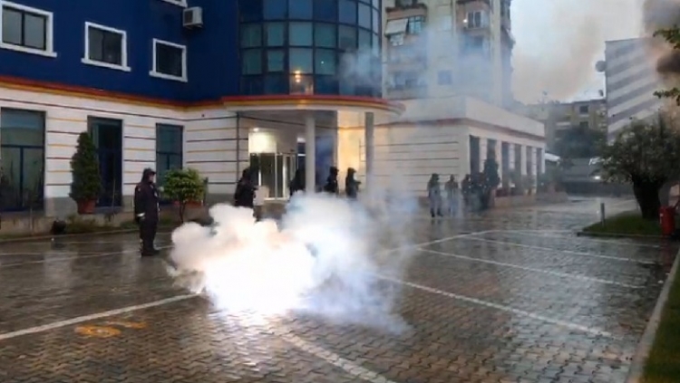 Protesta tek Policia e Shtetit, hidhen shashka e kapsolla. Vazhdon marshimi i protestuesve...