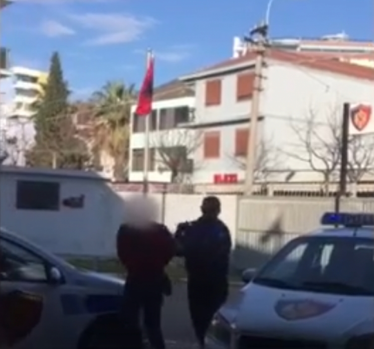 Terrorizuan Lezhën ditën e djeshme duke goditur me armë, arrestohen 3 të rinj, policia i sekuestron 332 fishekë dhe 8 granata dore