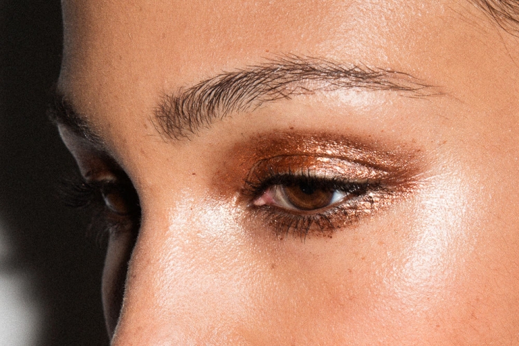 Çfarë grimi duhet të përdorni për sytë ngjyrë kafe