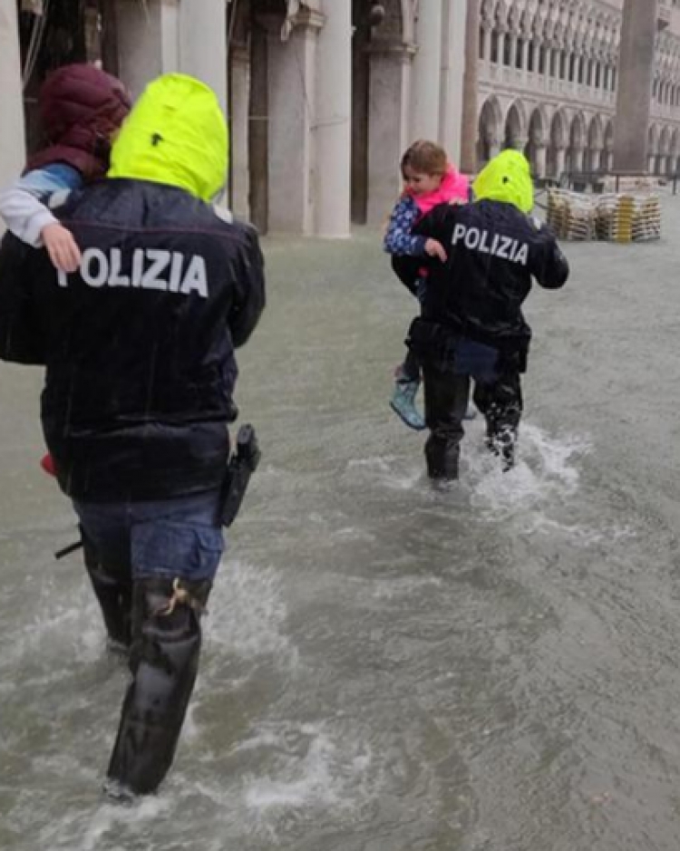 Italia e gjunjëzuar nga shiu, Franca pushtohet nga dëbora [FOTO]