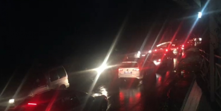 Dy makina dalin nga rruga, rëndohet trafiku pranë tunelit në aksin Tiranë-Elbasan