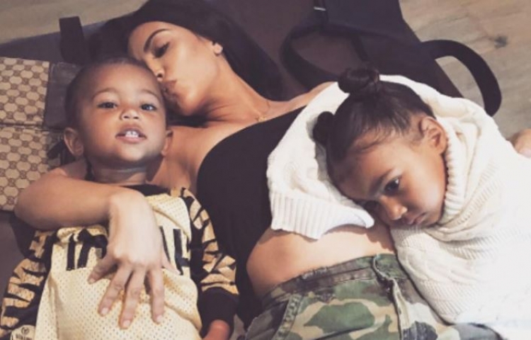 Kim Kardashian dhe Kanye West duan të zgjerojnë familjen, në plan edhe një fëmijë tjetër