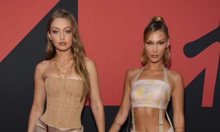 Bella Hadid flet për herë të parë për operacionet plastike: 'Unë isha motra më e shëmtuar'