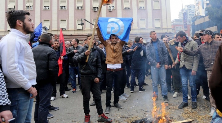 Çfarë po ndodh te çadra e protestës? PD jep alarmin: Vendi drejt konfliktit [FOTO]