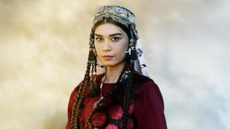 Aktorja e “Ertugrul” thotë PO, martohet me këngëtarin shqiptar!