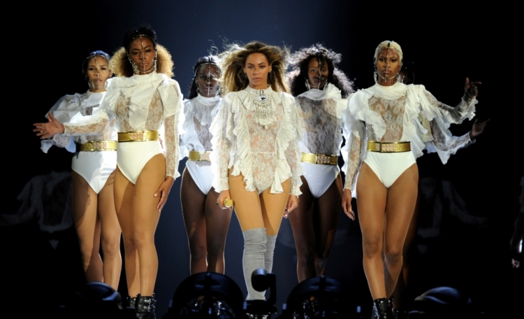 2 fanse i rrëmbejnë shkëlqimin Beyonce