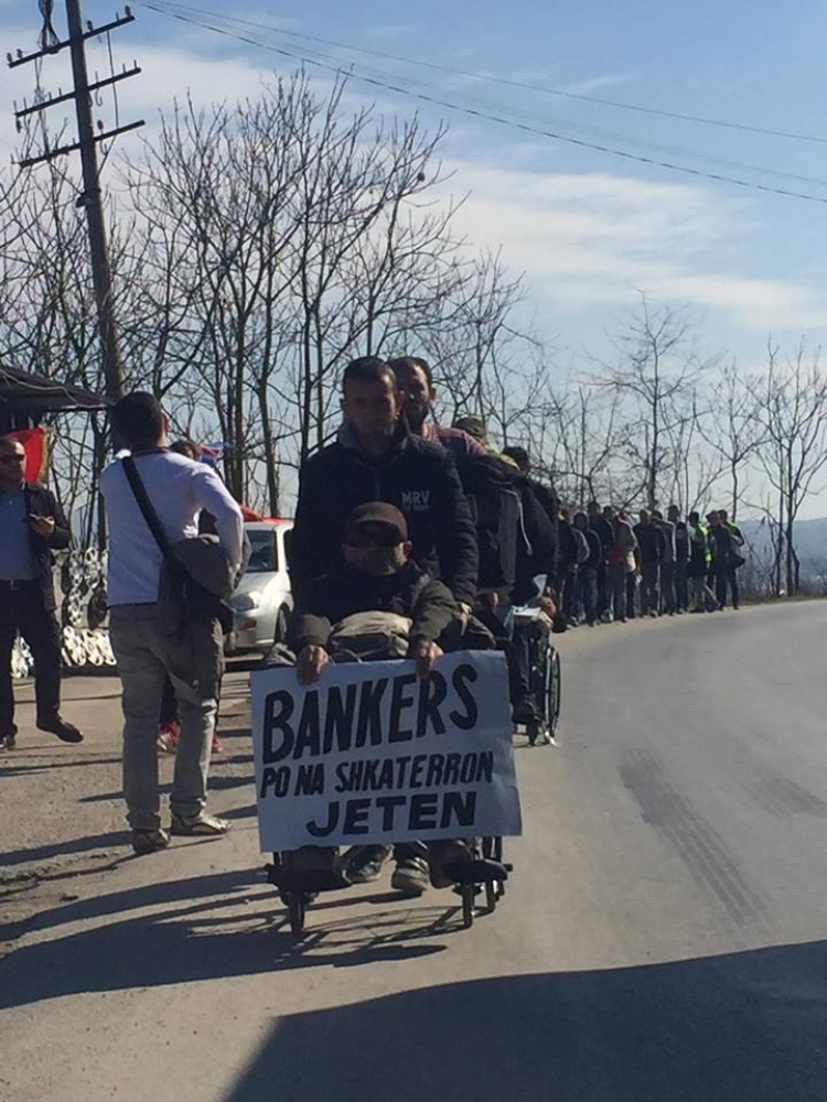 Grevistët e Zharrëzit pas “fushores” së mbrëmshme kanë nisur rrugëtimin për në Tiranë
