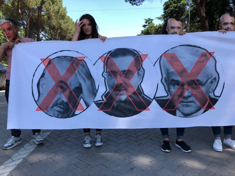 Protesta e opozitës/ Policia rrethon kryeministrinë, protestuesit mblidhen poshtë zyrës së Xhafajt