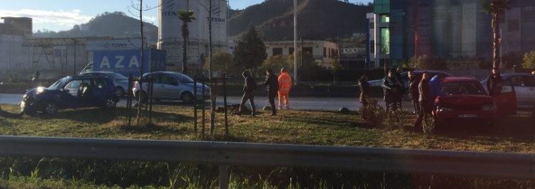Aksident në autostradën Tiranë-Durrës, përplasen tre makina [FOTO]