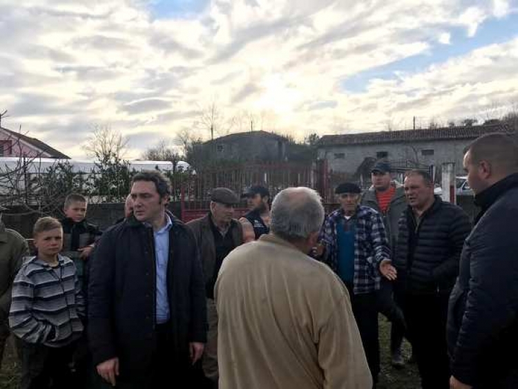 Deputeti i PD takim me banorët e përmbytur në Shkodër