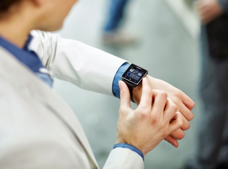 Nëpërmejt smartwatch mund të kontrolloni timonin e makinës