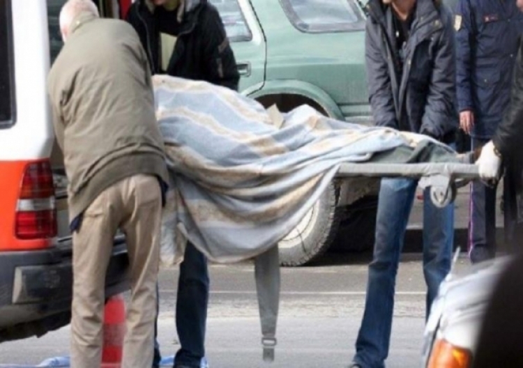 Tiranë, një 29-vjeçar është gjetur i pa jetë nga bashkëshortja e tij, në banesën e tyre në rrugën “5 Maji”