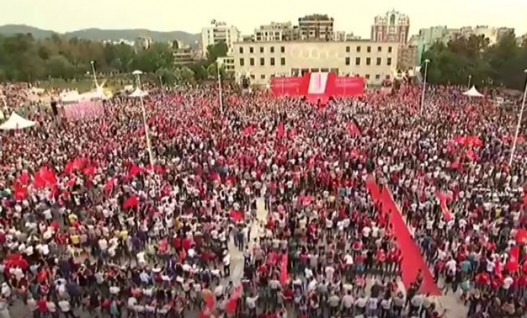 LSI hap mitingun në Tiranë, Vasili “sulmon” rëndë kryeministrin: Po qeveris një i çmendur