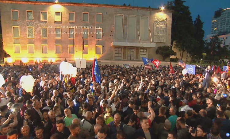 Prishet gardhi tek Parlamenti, protestuesit hedhin gurë